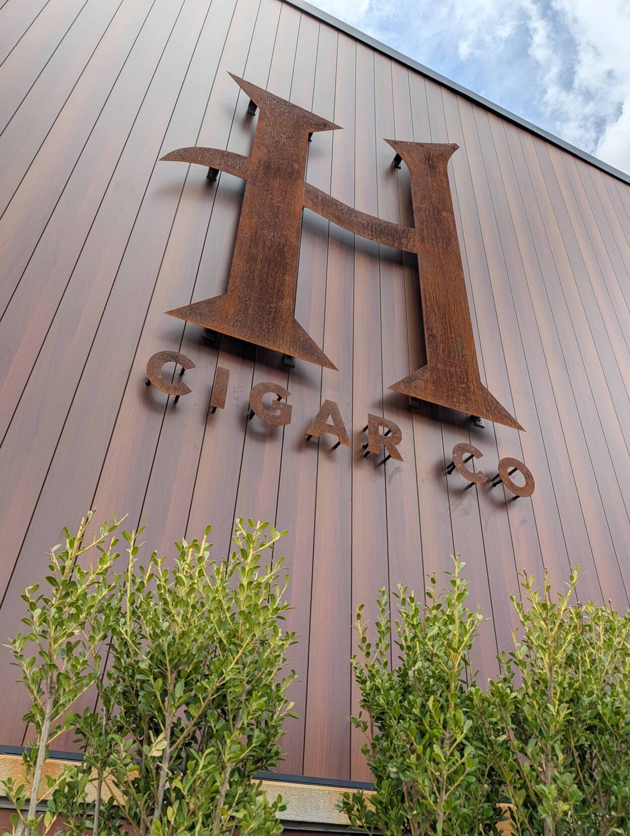 Holt’s Cigar Company Humidor, Bar & Lounge